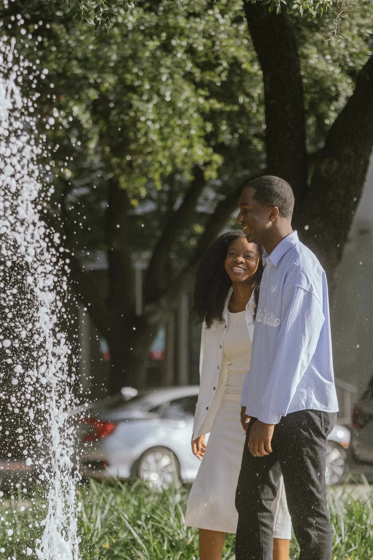 Jeremy and Afriyie close together by a fountain